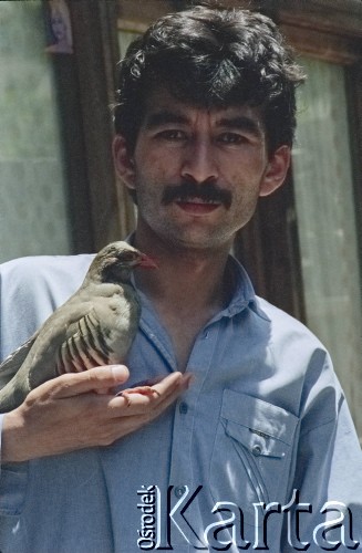 1992, Kabul, prowincja Kabul, Afganistan.
Hodowca gołębi ozdobnych.
Fot. Irena Jarosińska, zbiory Ośrodka KARTA