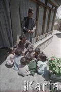 1992, Kabul, prowincja Kabul, Afganistan.
Dzieci słuchają opowieści.
Fot. Irena Jarosińska, zbiory Ośrodka KARTA