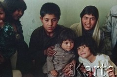 1992, Kabul, prowincja Kabul, Afganistan.
Afgańska rodzina.
Fot. Irena Jarosińska, zbiory Ośrodka KARTA