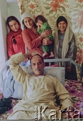 1992, Kabul, prowincja Kabul, Afganistan.
Afgańska rodzina. Kobiety czuwają w szpitalu przy łóżku chorego. Mężczyzna ma na sobie tradycyjny strój - tunikę do kolan (kamiz) oraz zwężane dołem luźne spodnie (salwar).
Fot. Irena Jarosińska, zbiory Ośrodka KARTA