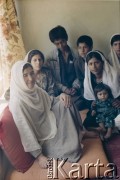 1992, Kabul, prowincja Kabul, Afganistan.
Afgańska rodzina w szpitalu. Zebrani siedzą na podłodze na rozłożonych na dywanie poduszkach, które w środkowoazjatyckich krajach pełnią funkcję tradycyjnych siedzisk.
Fot. Irena Jarosińska, zbiory Ośrodka KARTA