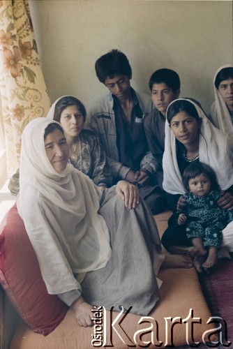 1992, Kabul, prowincja Kabul, Afganistan.
Afgańska rodzina w szpitalu. Zebrani siedzą na podłodze na rozłożonych na dywanie poduszkach, które w środkowoazjatyckich krajach pełnią funkcję tradycyjnych siedzisk.
Fot. Irena Jarosińska, zbiory Ośrodka KARTA