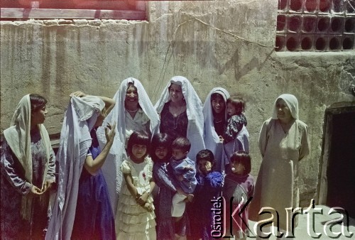 1992, Kabul, prowincja Kabul, Afganistan.
Afgańskie kobiety z dziećmi.
Fot. Irena Jarosińska, zbiory Ośrodka KARTA
