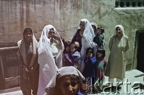 1992, Kabul, prowincja Kabul, Afganistan.
Afgańskie kobiety z dziećmi.
Fot. Irena Jarosińska, zbiory Ośrodka KARTA