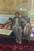 1992, Kabul, prowincja Kabul, Afganistan.
Mężczyzna  z dziećmi na szpitalnym łóżku.
Fot. Irena Jarosińska, zbiory Ośrodka KARTA