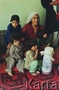 1992, Kabul, prowincja Kabul, Afganistan.
Kobieta z dziećmi w domu.
Fot. Irena Jarosińska, zbiory Ośrodka KARTA