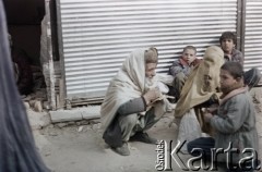 1992, Kabul, prowincja Kabul, Afganistan.
Starszy mężczyzna rozmawia na ulicy z kobietą ubraną w pełną (afgańską) burkę.
Fot. Irena Jarosińska, zbiory Ośrodka KARTA