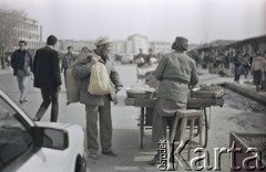 1992, Kabul, prowincja Kabul, Afganistan.
Handel uliczny.
Fot. Irena Jarosińska, zbiory Ośrodka KARTA