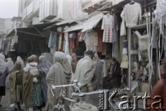 1992, Kabul, prowincja Kabul, Afganistan.
Stragany i sklepy na bazarze.
Fot. Irena Jarosińska, zbiory Ośrodka KARTA