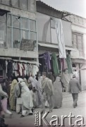 1992, Kabul, prowincja Kabul, Afganistan.
Na bazarze. Przechodnie i kupujący obok stoisk z ubraniami.
Fot. Irena Jarosińska, zbiory Ośrodka KARTA