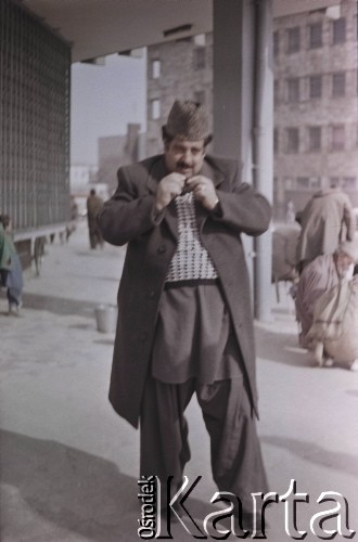 1992, Kabul, prowincja Kabul, Afganistan.
Mężczyzna w tradycyjnym męskim nakryciu głowy - czapce wykonanej z wełny karakułów.
Fot. Irena Jarosińska, zbiory Ośrodka KARTA