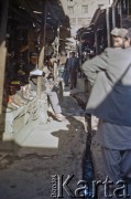 1992, Kabul, prowincja Kabul, Afganistan.
Na targu - stoiska z obuwiem.
Fot. Irena Jarosińska, zbiory Ośrodka KARTA