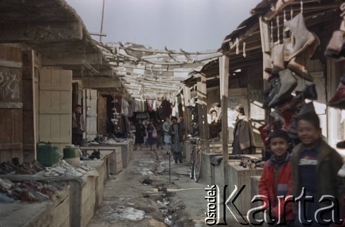 1992, Kabul, prowincja Kabul, Afganistan.
Na targu - kramy z obuwiem.
Fot. Irena Jarosińska, zbiory Ośrodka KARTA