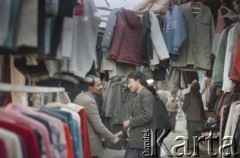1992, Kabul, prowincja Kabul, Afganistan.
Na targu - sprzedawcy ubrań.
Fot. Irena Jarosińska, zbiory Ośrodka KARTA