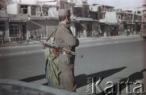 1992, Kabul, prowincja Kabul, Afganistan.
Żołnierz na kabulskiej ulicy.
Fot. Irena Jarosińska, zbiory Ośrodka KARTA