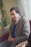 1992, Kabul, prowincja Kabul, Afganistan.
Spotkanie w afgańskim domu. Za zdjęciu ubrany w garnitur mężczyzna.
Fot. Irena Jarosińska, zbiory Ośrodka KARTA