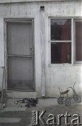 1992, Kabul, prowincja Kabul, Afganistan.
Przed wejściem do domu.
Fot. Irena Jarosińska, zbiory Ośrodka KARTA
