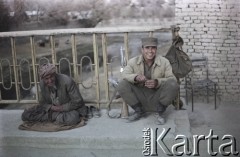 1992, Kabul, prowincja Kabul, Afganistan.
Afgański wojskowy w towarzystwie mieszkańca miasta.
Fot. Irena Jarosińska, zbiory Ośrodka KARTA