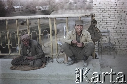 1992, Kabul, prowincja Kabul, Afganistan.
Afgański wojskowy w towarzystwie mieszkańca miasta.
Fot. Irena Jarosińska, zbiory Ośrodka KARTA
