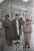 1992, Kabul, prowincja Kabul, Afganistan.
Mężczyźni na moście nad rzeką Kabul. Za nimi osiedle domów położone na wzgórzach Asmai otaczających miasto. Mężczyźni mają na sobie wełniane płaszcze oraz czapki z wełny karakułów.
Fot. Irena Jarosińska, zbiory Ośrodka KARTA