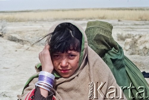 1992, Kabul, prowincja Kabul, Afganistan.
Afgańskie kobiety w obozowisku. Kobiety maja na sobie tradycyjny strój zakrywający całe ciało - pełną burkę, zwaną tez burką afgańską.
Fot. Irena Jarosińska, zbiory Ośrodka KARTA