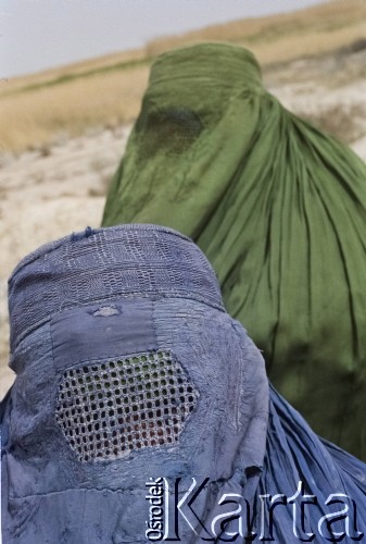 1992, Kabul, prowincja Kabul, Afganistan.
Afgańskie kobiety w obozowisku. Kobiety maja na sobie tradycyjny strój zakrywający całe ciało - pełną burkę, zwaną tez burką afgańską.
Fot. Irena Jarosińska, zbiory Ośrodka KARTA