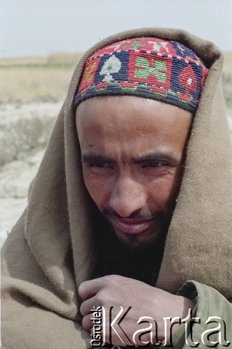 1992, Kabul, prowincja Kabul, Afganistan.
Portret mężczyzny ubranego w tadżycką czapkę wyplataną z kolorowej wełny.
Fot. Irena Jarosińska, zbiory Ośrodka KARTA