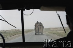 1992, prowincja Kabul, Afganistan.
Konwój ciężarówek na drodze z Kabulu.
Fot. Irena Jarosińska, zbiory Ośrodka KARTA