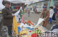 1992, Kabul, prowincja Kabul, Afganistan.
Uliczni sprzedawcy ubrań i tkanin prezentują swój asortyment. Mężczyźni noszą na głowach tradycyjne turbany zwane longi.
Fot. Irena Jarosińska, zbiory Ośrodka KARTA