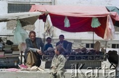 1992, Kabul, prowincja Kabul, Afganistan.
Handel uliczny. Sprzedawcy przy swoich straganach.
Fot. Irena Jarosińska, zbiory Ośrodka KARTA