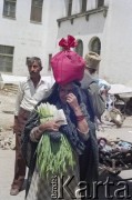 1992, Kabul, prowincja Kabul, Afganistan.
Kobieta niesie warzywa kupione na targu. 
Fot. Irena Jarosińska, zbiory Ośrodka KARTA