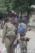 1992, Kabul, prowincja Kabul, Afganistan.
Wojskowy armii afgańskiej z synem. 
Fot. Irena Jarosińska, zbiory Ośrodka KARTA