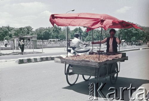 1992, Kabul, prowincja Kabul, Afganistan.
Sprzedawca warzyw wiezie swój asortyment na wózku.
Fot. Irena Jarosińska, zbiory Ośrodka KARTA
