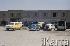 1992, Kabul, prowincja Kabul, Afganistan.
Taksówki i samochody na parkingu przed budynkiem.
Fot. Irena Jarosińska, zbiory Ośrodka KARTA