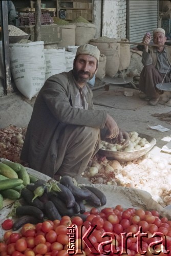 1992, Kabul, prowincja Kabul, Afganistan.
Targ uliczny. Na zdjęciu sprzedawcy warzyw i zbóż.
Fot. Irena Jarosińska, zbiory Ośrodka KARTA