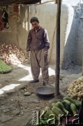 1992, Kabul, prowincja Kabul, Afganistan.
Targ uliczny. Na zdjęciu sprzedawca warzyw przy swoim stoisku.
Fot. Irena Jarosińska, zbiory Ośrodka KARTA