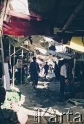 1992, Kabul, prowincja Kabul, Afganistan.
Targ uliczny. Na zdjęciu stoiska z żywnością.
Fot. Irena Jarosińska, zbiory Ośrodka KARTA