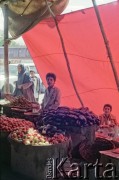 1992, Kabul, prowincja Kabul, Afganistan.
Dzieci sprzedają warzywa na ulicznym targu.
Fot. Irena Jarosińska, zbiory Ośrodka KARTA