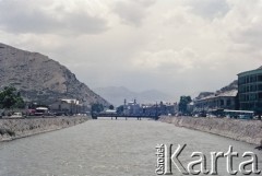 1992, Kabul, prowincja Kabul, Afganistan.
Widok na rzekę Kabul przepływającą przez centrum miasta . Na dalszym planie most oraz meczet Shah-Do Shamshira (Meczet Króla Dwóch Mieczy). 
Fot. Irena Jarosińska, zbiory Ośrodka KARTA