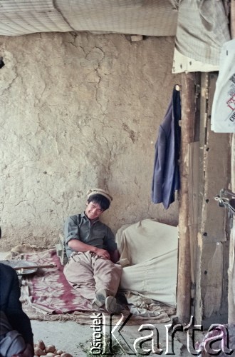 1992, Kabul, prowincja Kabul, Afganistan.
Na targu. Sprzedawca warzyw odpoczywa w czasie przerwy w pracy.
Fot. Irena Jarosińska, zbiory Ośrodka KARTA