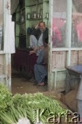 1992, Kabul, prowincja Kabul, Afganistan.
Uliczny handel. Mężczyzna przy stoisku z warzywami.
Fot. Irena Jarosińska, zbiory Ośrodka KARTA