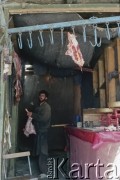 1992, Kabul, prowincja Kabul, Afganistan.
Na targu. Sklep z mięsem.
Fot. Irena Jarosińska, zbiory Ośrodka KARTA