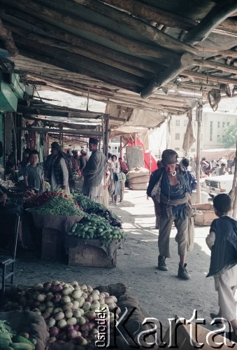 1992, Kabul, prowincja Kabul, Afganistan.
Na targu. Stoiska z warzywami.
Fot. Irena Jarosińska, zbiory Ośrodka KARTA