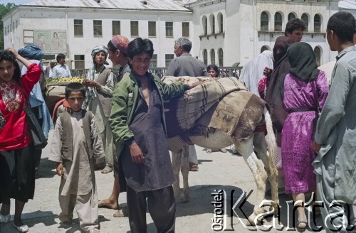 1992, Kabul, prowincja Kabul, Afganistan.
Okolica targu Mandawi (Mandai) w centrum miasta. Na zdjęciu sprzedawcy i kupujący. 
Fot. Irena Jarosińska, zbiory Ośrodka KARTA