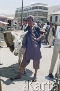 1992, Kabul, prowincja Kabul, Afganistan.
Targ Mandawi (Mandai) w centrum miasta. Młody chłopak z osłem.
Fot. Irena Jarosińska, zbiory Ośrodka KARTA