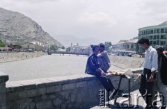 1992, Kabul, prowincja Kabul, Afganistan.
Handel uliczny w centrum miasta przy bulwarach nad rzeką  Kabul. Mężczyźni sprzedają pieczywo. Na dalszym planie widoczna zabudowa starego miasta, most nad Kabulem oraz budynek meczetu Shah-Do Shamshira (Meczet Króla Dwóch Mieczy).
Fot. Irena Jarosińska, zbiory Ośrodka KARTA