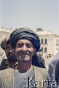 1992, Kabul, prowincja Kabul, Afganistan.
Centrum miasta. Portret mężczyzny w tradycyjnym stroju - turbanie zwanym longi, tunice (kamiz) i założonej na niej kamizelce.
Fot. Irena Jarosińska, zbiory Ośrodka KARTA