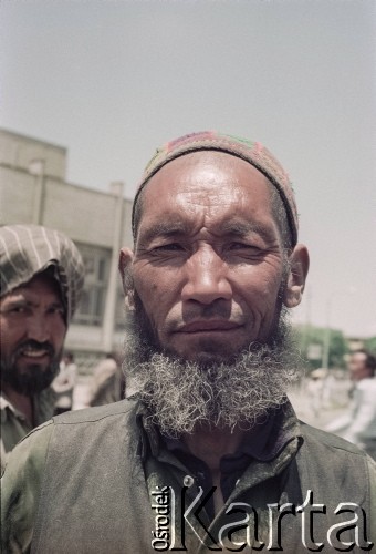 1992, Kabul, prowincja Kabul, Afganistan.
Centrum miasta. Portret mężczyzny w tradycyjnym stroju.
Fot. Irena Jarosińska, zbiory Ośrodka KARTA