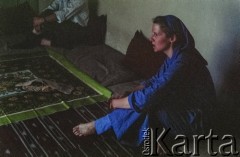 1992, Kabul, prowincja Kabul, Afganistan.
Kobieta w salonie afgańskiego domu.
Fot. Irena Jarosińska, zbiory Ośrodka KARTA