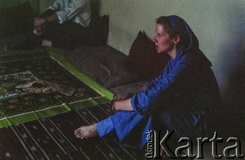1992, Kabul, prowincja Kabul, Afganistan.
Kobieta w salonie afgańskiego domu.
Fot. Irena Jarosińska, zbiory Ośrodka KARTA